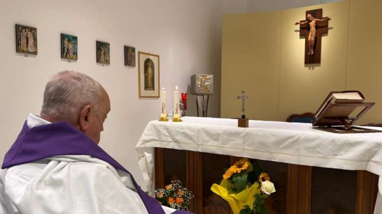 H πρώτη φωτογραφία του πάπα Φραγκίσκου μετά την εισαγωγή του στο νοσοκομείο