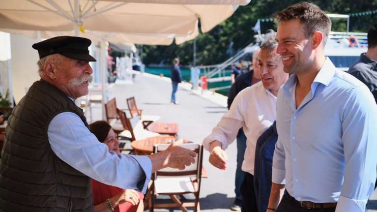 Στέφανος Κασσελάκης: Στους Παξούς ο πρόεδρος του ΣΥΡΙΖΑ - Συμμετείχε στη λιτάνευση της εικόνας της Αναστάσεως [βίντεο]