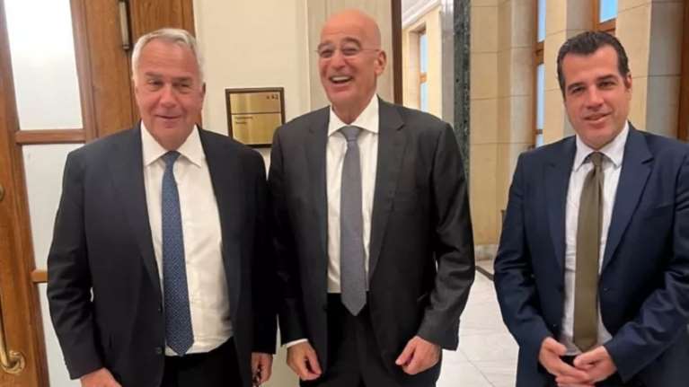 Το πηγαδάκι Βορίδη-Δένδια-Πλεύρη στη Βουλή: Ο "κανονικός Δεξιός" και ο "αριστερός μπροστά στη Μελόνι"