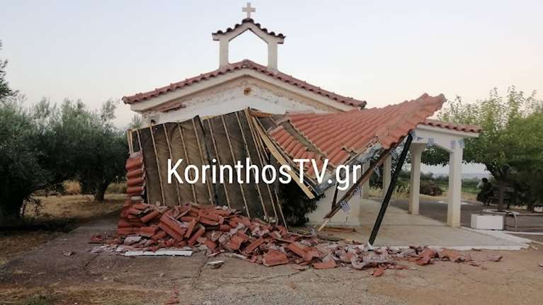 Απίστευτο τροχαίο στο Κιάτο: Αμάξι καρφώθηκε σε εκκλησία [εικονες - βίντεο]