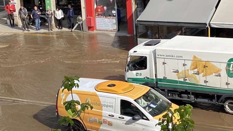 Θεσσαλονίκη: Ποτάμι από λύματα ο δρόμος μπροστά στα δικαστήρια – Δυσοσμία και κυκλοφοριακό κομφούζιο