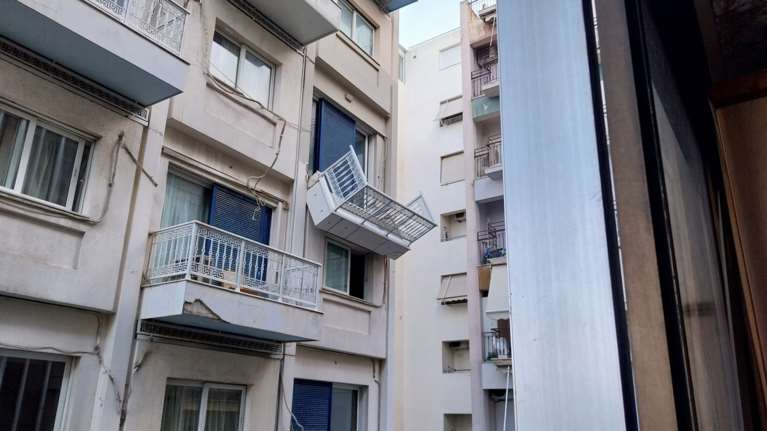 Τρεις ημέρες αιωρείται το μπαλκόνι ξενοδοχείου στη Συγγρού - Λουκέτο από το υπουργείο Τουρισμού