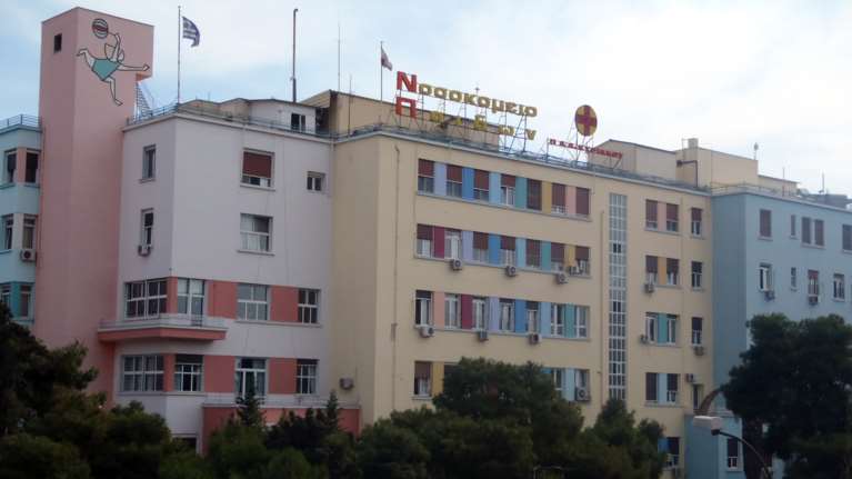 Πατήσια: Εκτός κινδύνου ο 16χρονος- &quot;Δεν έχει σχέση το μαχαίρωμα του γιου μου, με τη δολοφονία στη Ν. Ιωνία&quot;