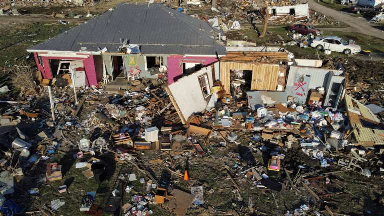 Ανεμοστρόβιλοι σαρώνουν τις ΗΠΑ: Στους 32 οι νεκροί στις νότιες και κεντρικές Πολιτείες - Εικόνες βιβλικής καταστροφής