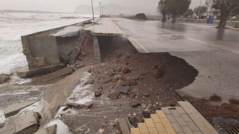 Σαρώνει τη Ρόδο η κακοκαιρία:  Τα κύματα &quot;κατάπιαν&quot; δρόμο - Έπεσαν δέντρα - Αποκομμένο το νησί [εικόνες]