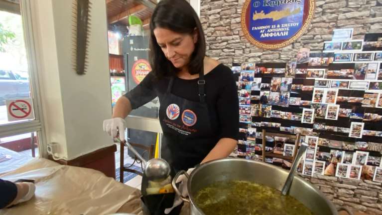 Η Νίκη Κεραμέως ετοίμασε γεύματα για ανθρώπους που έχουν ανάγκη [εικόνες - βίντεο]