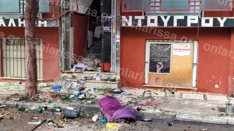 Λάρισα: Επεισοδιακή εκκένωση της κατάληψης &quot;Ντουγρού&quot; μετά από 6 χρόνια...- Πετούσαν στους αστυνομικούς μέχρι και τραπέζια [εικόνες - βίντεο]