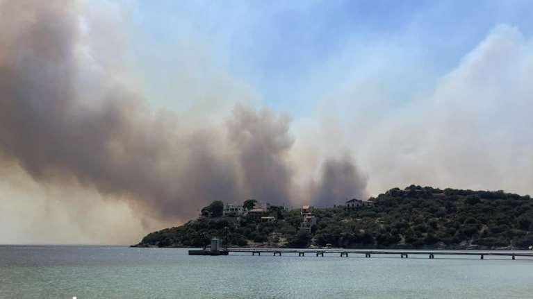Ξέφυγε πάλι η φωτιά στη Μαγνησία λόγω των θυελλωδών ανέμων - Μήνυμα του 112, εκκενώνονται εννέα οικισμοί