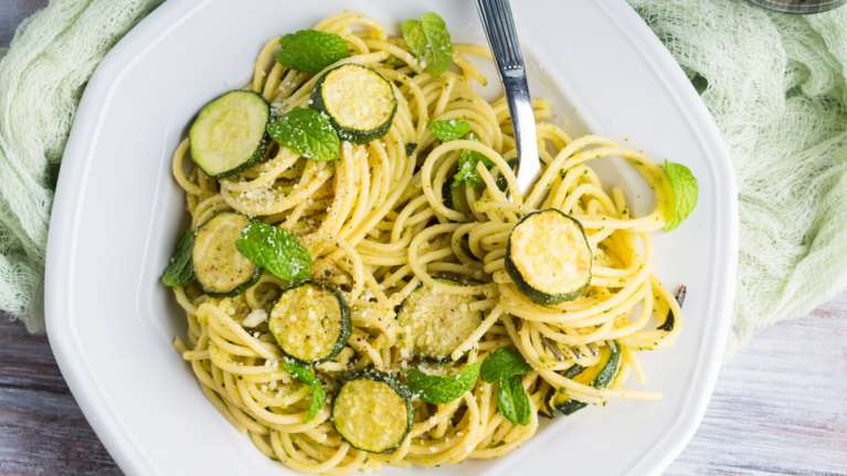 Σούπερ καλοκαιρινό πιάτο: Μακαρονάδα με noodles κολοκυθιού και τυρί κρέμα - Δροσερή και εύκολη συνταγή