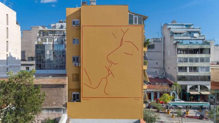 Ενα &quot;Φιλί&quot; - έργο τέχνης ομορφαίνει την Αθήνα [εικόνες]