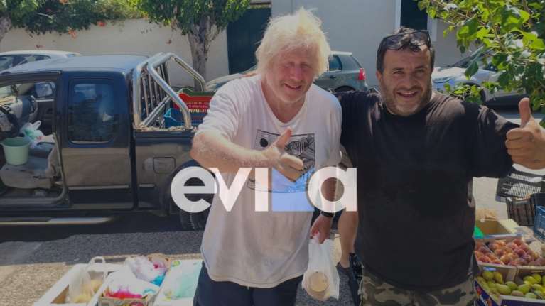 Συνεχίζει τις διακοπές στην Εύβοια ο Μπόρις Τζόνσον: Ψώνισε από πλανόδιο μανάβη της Καρύστου