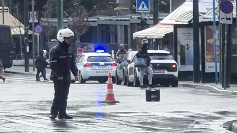 Λήξη συναγερμού στο Σύνταγμα: Βρέθηκαν απλά καλώδια μέσα στην ύποπτη εργαλειοθήκη, ανοιχτοί οι δρόμοι