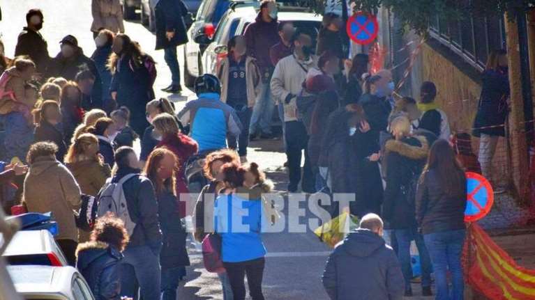 Έφοδος της αστυνομίας σε δημοτικά σχολεία της Πάτρας για τον συνωστισμό των γονέων