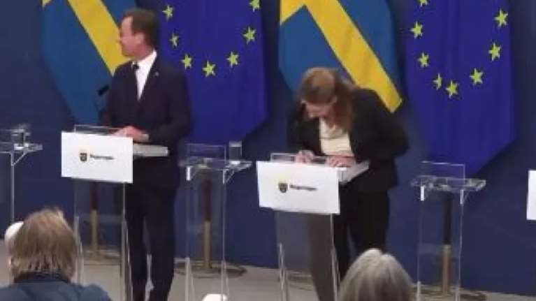 Σοκ στη Σουηδία: Η υπουργός Υγείας λιποθύμησε σε ζωντανή μετάδοση - Η στιγμή που καταρρέει [βίντεο]