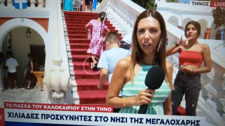 Πρόκληση στην Τήνο: Νεαρή έκανε το σήμα των Γκρίζων Λύκων έξω από την Παναγία [βίντεο]