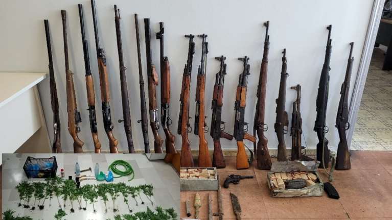 Ιωάννινα: Καφενείο-οπλοστάσιο και χασισοφυτεία με 47 δέντρα κάνναβης - Τρεις συλλήψεις [εικόνες]