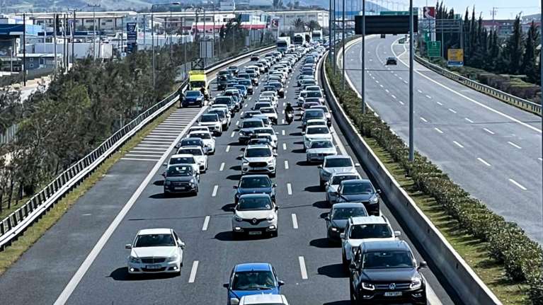 Αττική Οδός: Έπεσε τσιμέντο στο οδόστρωμα από βαρύ όχημα - Καθυστερήσεις μετά την έξοδο Ηρακλείου στο ρεύμα προς Ελευσίνα