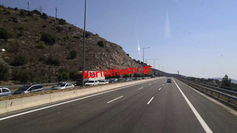 Ουρές χιλιομέτρων στην Εθνική στο ρεύμα προς Κόρινθο - Αυτοκίνητο τυλίχτηκε στις φλόγες [Εικόνες]
