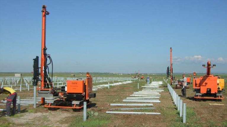 Η Messaritis Ανανεώσιμες ανακοινώνει την απόκτηση μηχανημάτων πασσαλομπήξης για την υλοποίηση έργων μεγάλης κλίμακας