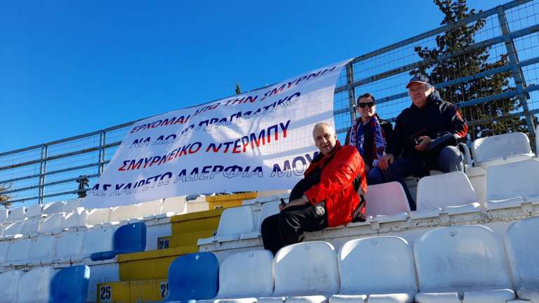 Ο "λεβαντίνος" οπαδός του Πανιωνίου που έρχεται από την Σμύρνη να παρακολουθήσει τους αγώνες- Το πανό στο ντέρμπι με τον Απόλλωνα