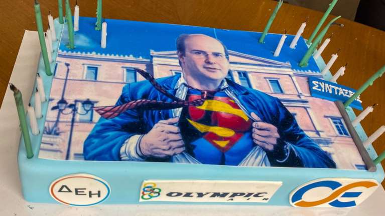 "Σούπερμαν" ο Κωστής Χατζηδάκης: Τούρτα γενεθλίων με συντάξεις, ΔΕΗ, Ολυμπιακή και ΟΣΕ [Εικόνες]