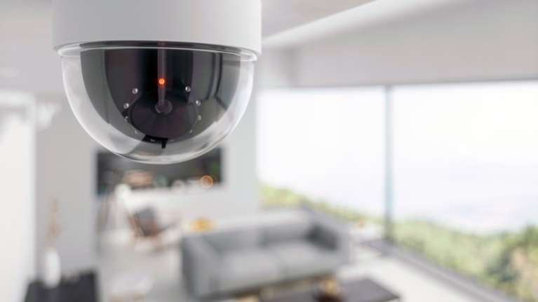 Εφιάλτης για ζευγάρι στα Τρίκαλα: Βρήκαν κρυφή κάμερα μέσα σε Airbnb