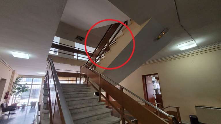 Σοκ στα δικαστήρια της Λάρισας: Νεαρός προσπάθησε να αυτοκτονήσει με σχοινί - Πώς τον έσωσαν τελευταία στιγμή δύο γυναίκες