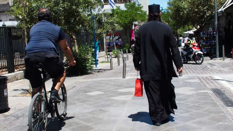 Αθεόφοβος ιερέας άρπαξε 259.000 ευρώ από ηλικιωμένο στην Καβάλα και έκανε ανακαίνιση στο σπίτι του