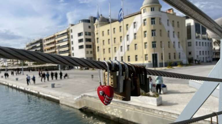 Bόλος: Σε ατραξιόν για τους ερωτευμένους μετατράπηκε το γεφυράκι της παραλίας με &quot;λουκέτα αγάπης&quot; [εικόνες]