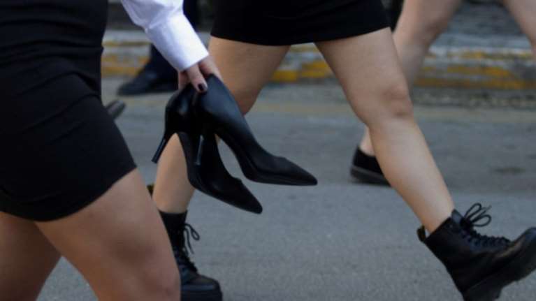 Πάτρα: Viral η μαθήτρια που έβγαλε τις γόβες της στην παρέλαση και περπάτησε ξυπόλητη