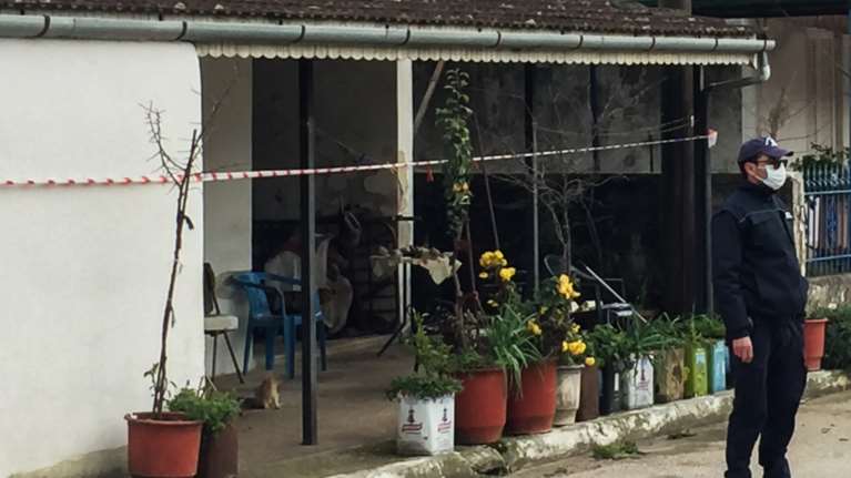 Εγκλημα στο Χαλκιόπουλο: Εδεσαν με καλώδιο τον νεκρό και τη σύζυγό του - Οι δράστες δεν πήραν 14.000 ευρώ από το σπίτι