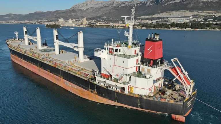 Τουλάχιστον δύο νεκροί σε ελληνόκτητο πλοίο στην Ερυθρά Θάλασσα μετά από επίθεση των Χούθι