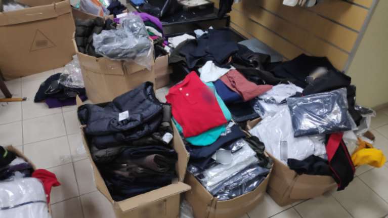 Εντοπίστηκε κατάστημα που πωλούσε προϊόντα &quot;μαϊμού&quot; - Μία σύλληψη