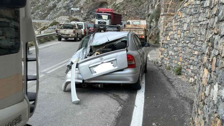 Κρήτη: Βράχοι έπεσαν πάνω σε αυτοκίνητο - Σώθηκαν από θαύμα οι επιβαίνοντες [εικόνες]