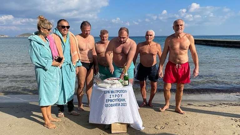 Σύρος: Βουλευτής της ΝΔ έκοψε πρωτοχρονιάτικη πίτα στην παραλία με... μαγιό