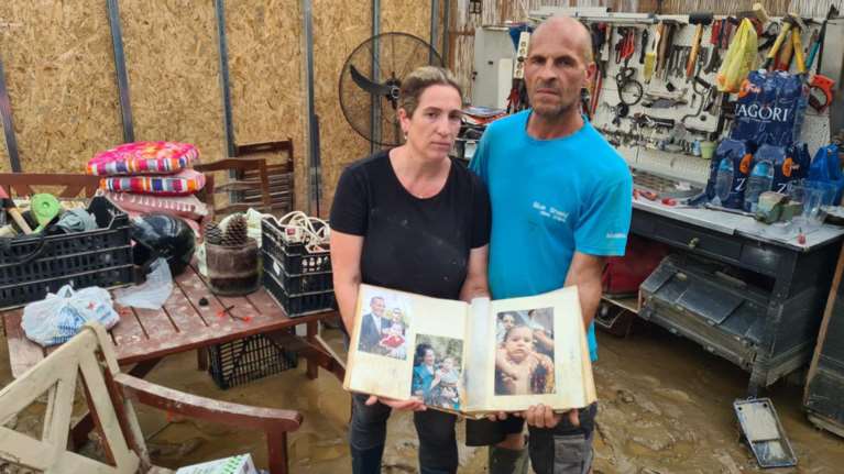 Βόλος: Η ιστορία ενός άλμπουμ βάφτισης που ξεθάφτηκε μέσα από τις λάσπες της κακοκαιρίας Elias [εικόνες]