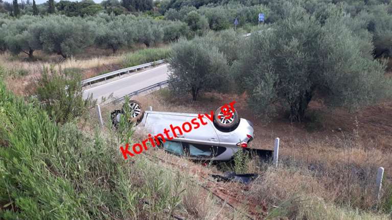 Κορίνθου-Πατρών: ΙΧ έσπασε τις μπάρες, ανετράπη και έπεσε σε χωράφι - &quot;Άγιο&quot; είχε ο οδηγός [Βίντεο]