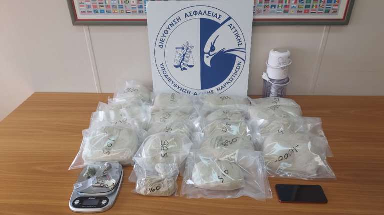 Κατασχέθηκαν πάνω από 12 κιλά ηρωίνης στο κέντρο της Αθήνας - Συνελήφθη 35χρονος [βίντεο]