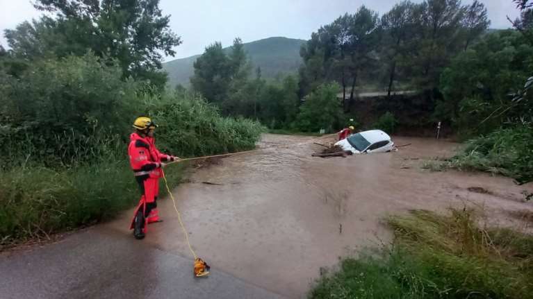 Καταλονία: Σε "κόκκινο συναγερμό" λόγω ισχυρών βροχοπτώσεων - Έκλεισαν οι σιδηρόδρομοι