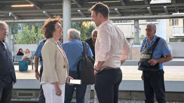 Ο Κασσελάκης πήγε στο Μενίδι με μετρό και προαστιακό - Σέλφι με πιτσιρίκια [εικόνες - βίντεο]