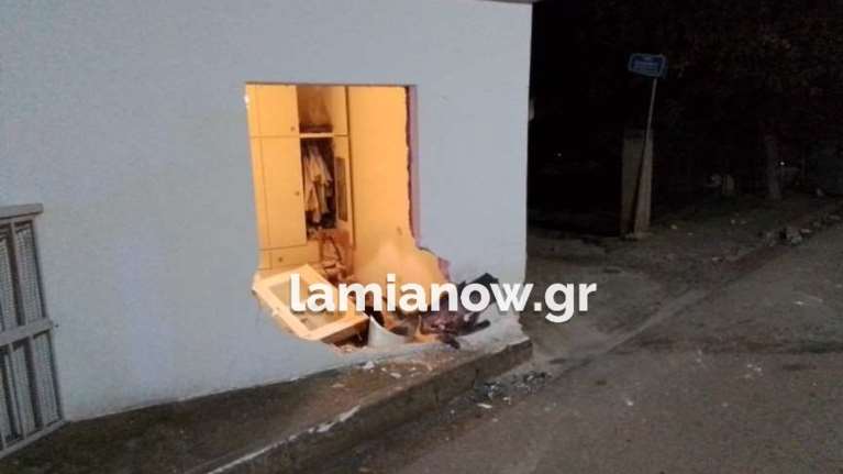 Λαμία: ΙΧ εκτός ελέγχου &quot;καρφώθηκε&quot; σε κρεβατοκάμαρα σπιτιού - Δύο τραυματίες [εικόνες]
