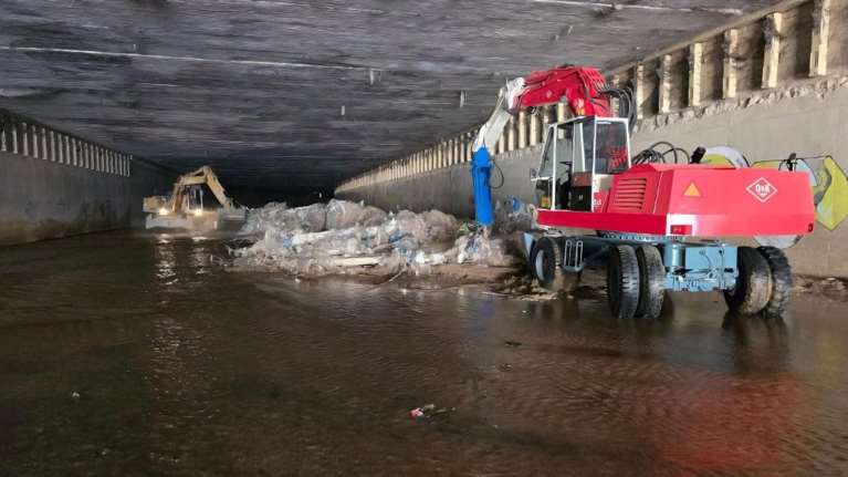 Επιχείρηση "Κηφισός": Με μπουλντόζες και ερπυστριοφόρα καθαρίζουν πρώτη φορά υπόγεια τμήματα του ποταμού [εικόνες]