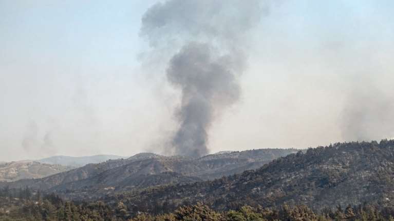 Διάσπαρτες εστίες στη Δ. Αττική, ενεργά μέτωπα σε Λακωνία και Ρόδο: Η ενημέρωση της Πυροσβεστικής