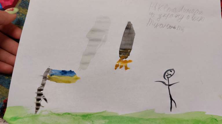 Οι συγκλονιστικές ζωγραφιές των προσφυγόπουλων από την Ουκρανία που έδειξαν στη Σακελλαροπούλου [εικόνες]