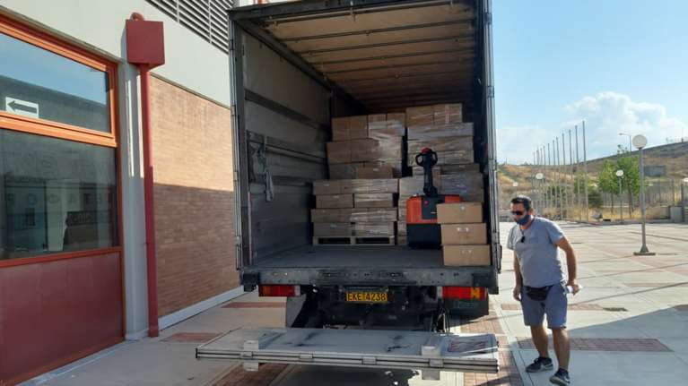 Φορτηγά ξεφορτώνουν μάσκες και παγούρια στα σχολεία - Πού υπάρχουν ελλείψεις