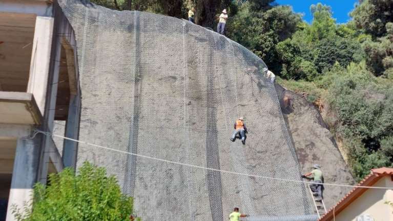 Πύργος: Ειδικά πλέγματα στο βουνό προστατεύουν σχολείο από τις κατολισθήσεις [Εικόνες]