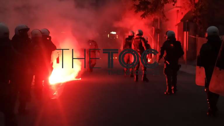 Η πορεία για την εξέγερση του Πολυτεχνείου: Επίθεση με μολότοφ και απάντηση των ΜΑΤ με χειροβομβίδες κρότου-λάμψης