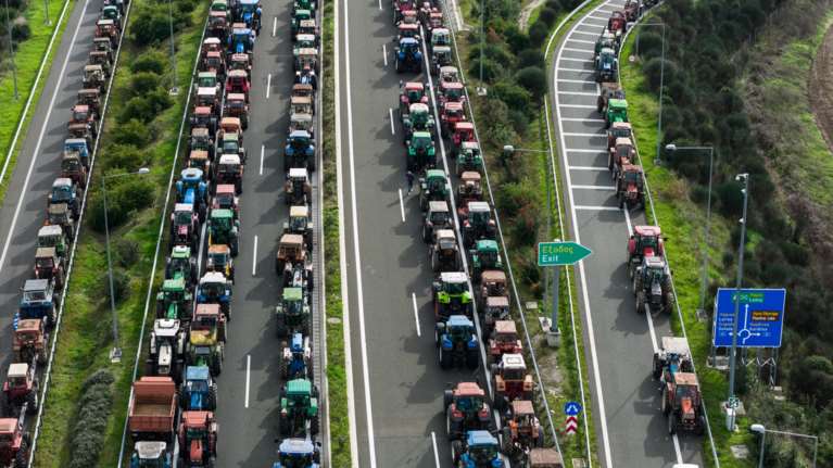 Αγροτικά μπλόκα: Αποσύρονται από Ε-65 και Νίκαια τα τρακτέρ των "σκληρών" - Σκέψη για συλλαλητήριο στην Αθήνα