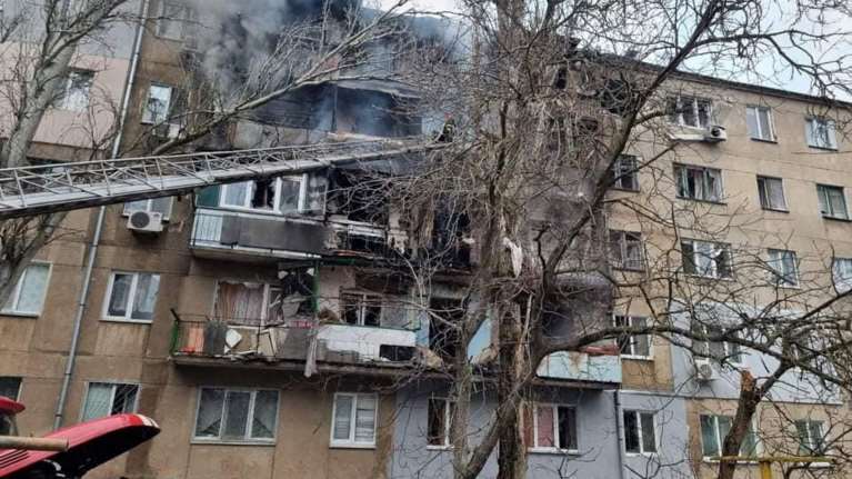 Ουκρανία: Δέκα νεκροί και 46 τραυματίες από βομβαρδισμούς στο Μικολάγιφ, σύμφωνα με τον δήμαρχο