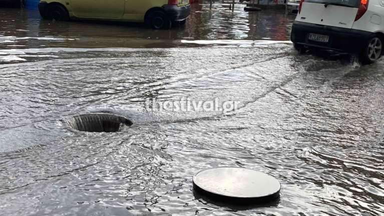 Άνοιξαν οι ουρανοί στη Θεσσαλονίκη - Ποτάμια οι δρόμοι, μετ&#39; εμποδίων η κυκλοφορία των οχημάτων [εικόνες-βίντεο]